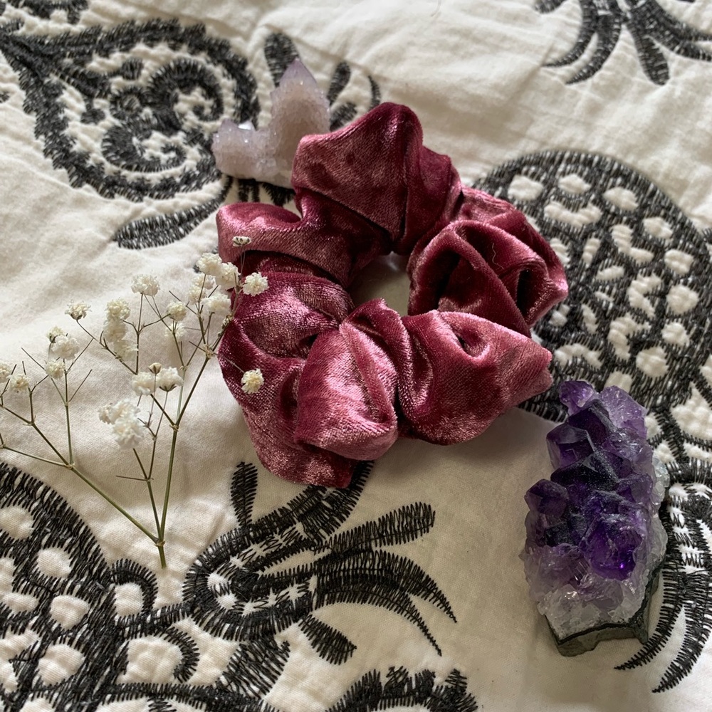 Pink/mauve velvet scrunchie ✨